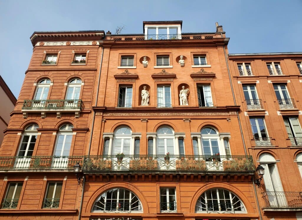 Rue toulousaine avec façades en brique rose, illustration d’un achat immobilier à Toulouse